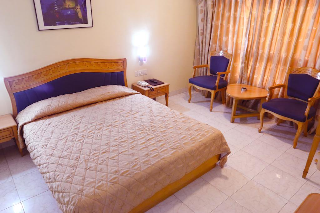 The Ambassador Hotel Púna Pokoj fotografie