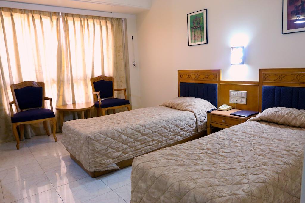 The Ambassador Hotel Púna Pokoj fotografie